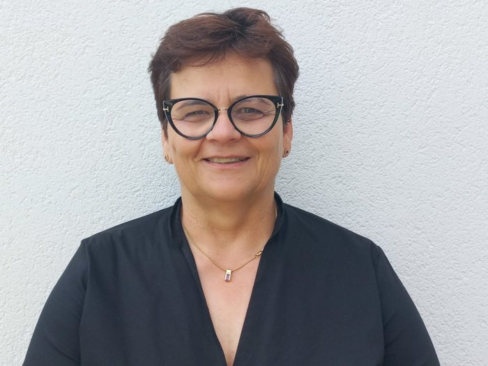 Frauen im Handwerk: Neue Bezirksobfrau gewählt Porträt einer lächelnden Frau mit kurzen Haaren und Brille vor weißer Wand