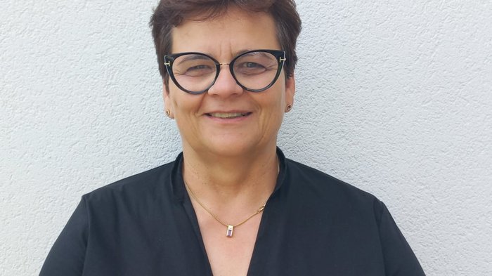 Frauen im Handwerk: Neue Bezirksobfrau gewählt Porträt einer lächelnden Frau mit kurzen Haaren und Brille vor weißer Wand