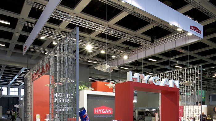 Gleich drei Auszeichnungen in Platin Messestand von HYGAN mit innovativen Reinigungsprodukten auf einer Messe