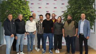 News Gruppenfoto von zehn Menschen vor einer Wand mit lvh-apa-Logo in einem Büro