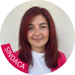 Burgraviato Ritratto di donna con capelli rossi e blazer rosa, testo Sindaca