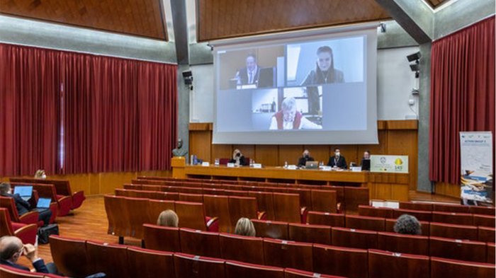 Duale Ausbildung als Brücke zwischen Schule und Beruf Konferenzraum mit wenigen Teilnehmern und Videokonferenz auf Leinwand