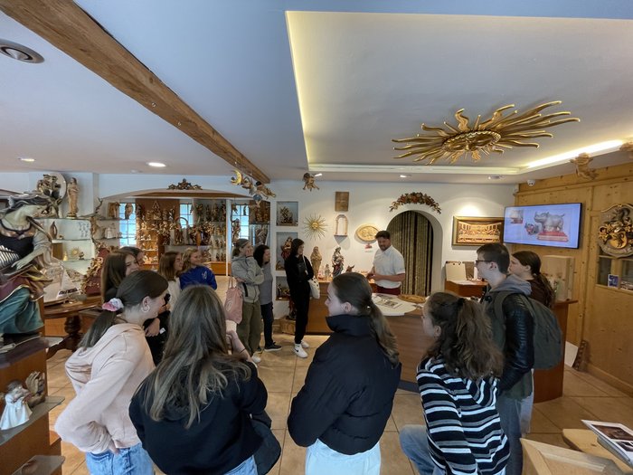Per una scelta professionale consapevole Gruppo di giovani durante una visita in un negozio di sculture in legno