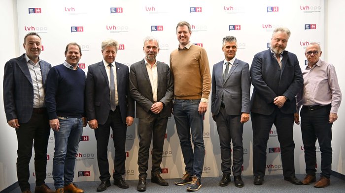 Treffen zwischen lvh und SVP-Landtagsfraktion: Stärkung des Handwerks und Bürokratieabbau Acht Männer in Business- und Freizeitkleidung vor einer lvh apa Fotowand