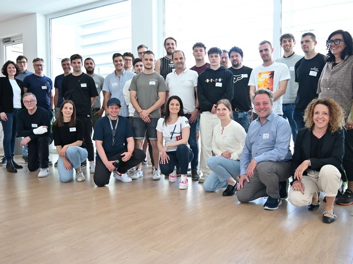 Le prime giornate dell’IA di lvh.apa sono state un grande successo Foto di gruppo di 26 persone in una stanza luminosa davanti a finestra