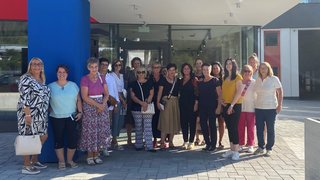 News Gruppe von Frauen steht vor dem Gebäude mit Schönthaler-Logo