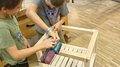 Mit Holz, Wasser & Handwerksfreude: Die KidsAcademy ist in Bruneck angekommen Zwei Jungen schleifen gemeinsam ein Holzstuhlgestell in einer Werkstatt