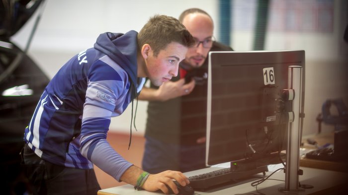 Gold und Medaillon for Excellence für Südtirol Zwei Männer arbeiten konzentriert an einem Desktop-Computer am Schreibtisch