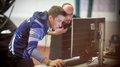 Gold und Medaillon for Excellence für Südtirol Zwei Männer arbeiten konzentriert an einem Desktop-Computer am Schreibtisch