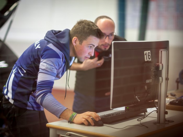 Oro e medaglia d'eccellenza per l'Alto Adige Due uomini concentrati che lavorano su un computer desktop a una scrivania