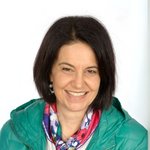 Burggrafenamt Porträt einer lächelnden Frau mit dunklen Haaren und buntem Schal