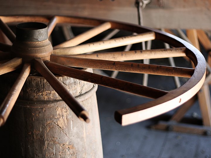 Ausbildung Holzrad mit Speichen in einer Werkstatt