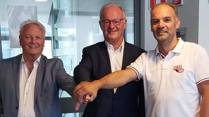 Transportunternehmer: effizienten Warentransport entlang der Brennerachse garantieren Drei Männer stehen zusammen und legen ihre Hände übereinander