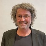 Burggrafenamt Porträt eines lächelnden Mannes mit Brille und grauen, lockigen Haaren