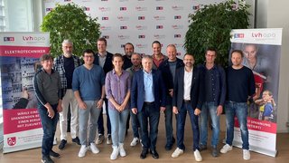 News Gruppenfoto von 13 Personen vor LVH Apa Bannern und Pflanzen