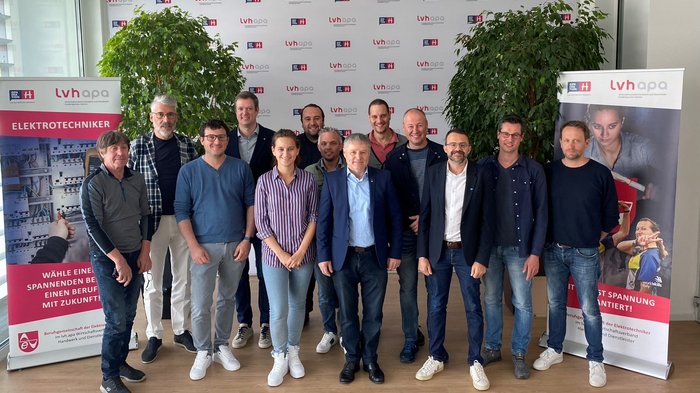 Ehrungen und Konstanz Gruppenfoto von 13 Personen vor LVH Apa Bannern und Pflanzen