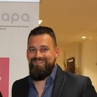 Metzger Lächelnder Mann mit Bart vor einem LVH apa Banner