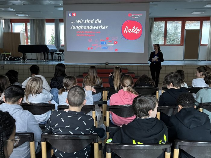 „Mit unseren Ausbildungen ist vieles möglich!“ Schulklassen sehen Vortrag zu Junghandwerkern auf großer Leinwand
