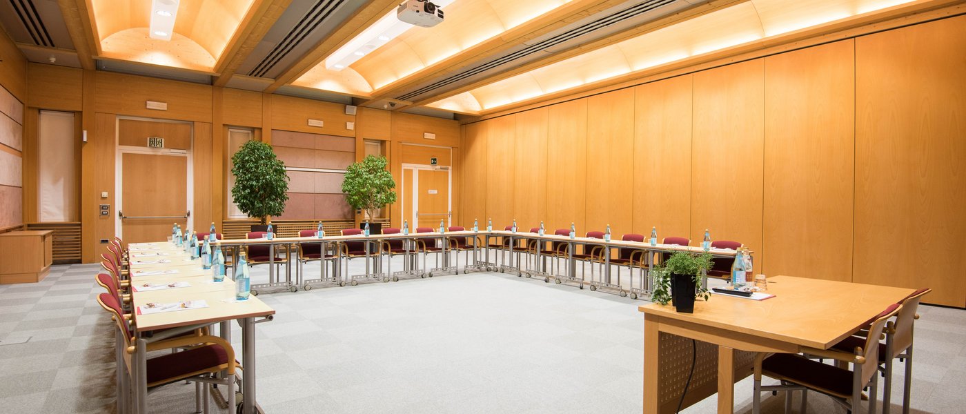 Affitto aule seminari Sala conferenze vuota con tavoli a forma di U e sedie