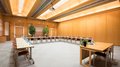Affitto aule seminari Sala conferenze vuota con tavoli a forma di U e sedie
