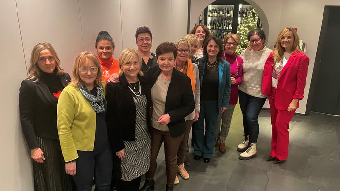 Erfolgreiches Resümee Gruppenfoto von Frauen in einem Flur vor einem weihnachtlich dekorierten Raum