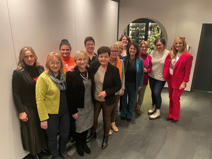 Erfolgreiches Resümee Gruppenfoto von Frauen in einem Flur vor einem weihnachtlich dekorierten Raum