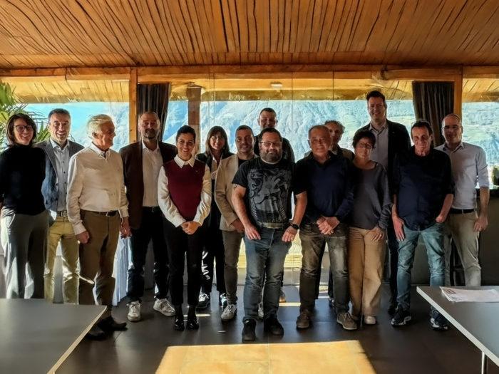 Laborfonds ist der führende territoriale Zusatzrentenfonds des Handwerks Gruppenfoto von 14 Personen in einem Raum mit großen Fenstern und Bergblick