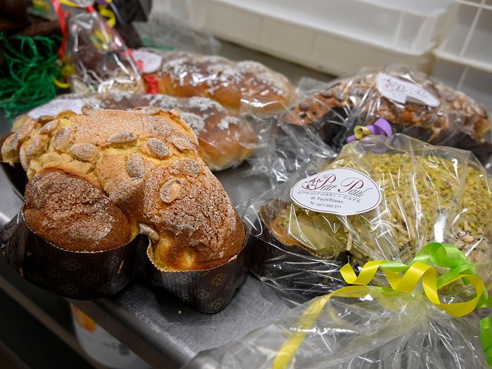 Oster-Spezialitäten mit Herz und Tradition Verschiedene verpackte traditionelle Gebäcke auf einem Tisch