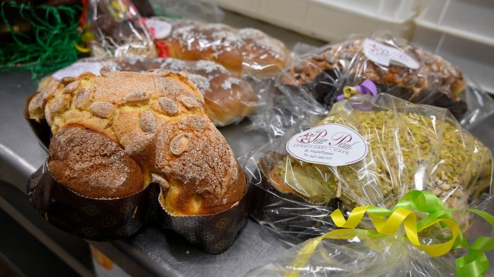 Oster-Spezialitäten mit Herz und Tradition Verschiedene verpackte traditionelle Gebäcke auf einem Tisch