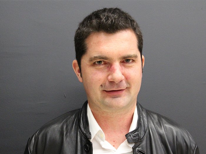 Maurer im lvh: „Bauen und umbauen ist nach wie vor attraktiv“ Porträt eines Mannes in weißem Hemd und Lederjacke vor grauem Hintergrund