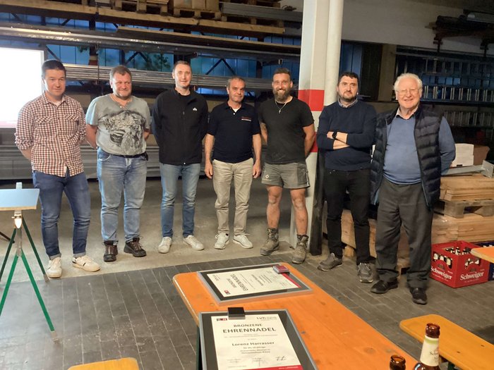 lvh Kiens: Ulrich Weger bleibt Obmann Sieben Männer stehen in einer Werkstatt neben einem Tisch mit Urkunden