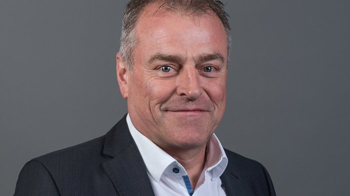 Distretto Bolzano periferia di lvh.apa: confermato il presidente Ritratto di uomo sorridente con giacca nera e camicia bianca su sfondo grigio