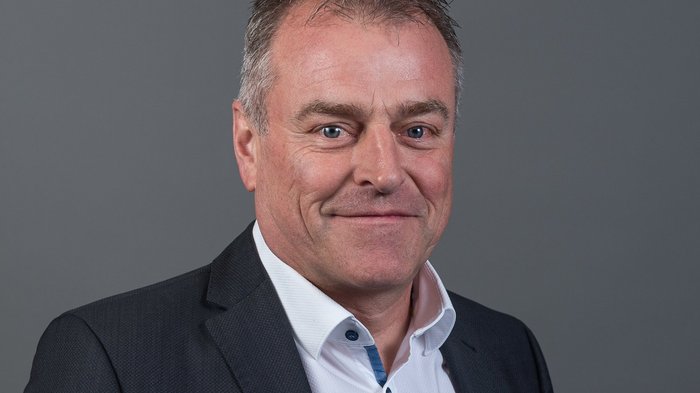 lvh-Bezirksgruppe Bozen Land: Obmann bestätigt Porträt eines lächelnden Mannes in schwarzem Anzug und weißem Hemd vor grauem Hintergrund