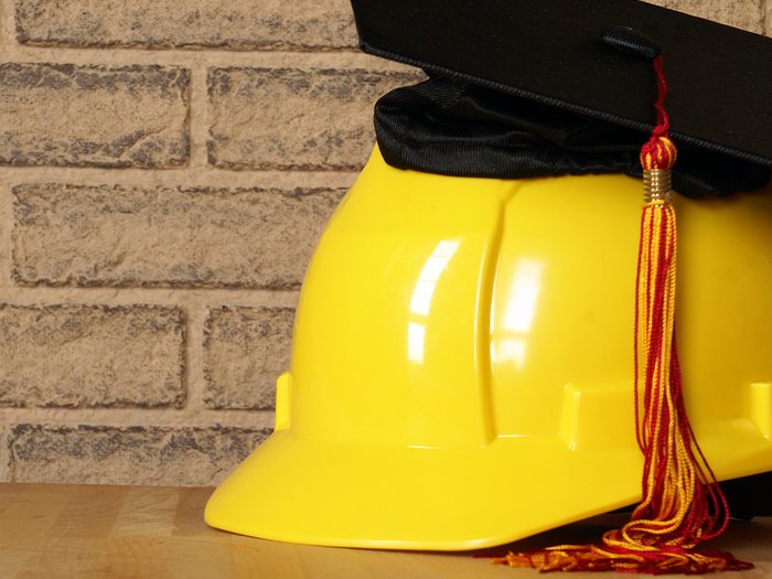 "Lehre Plus": Online-Weiterbildung für Lehrlinge startet im Oktober Gelber Bauhelm mit akademischer Abschlusskappe und Quaste