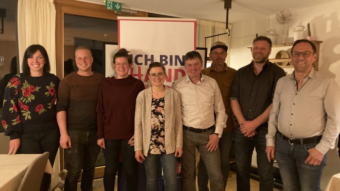 St. Lorenzen: Christoph Castlunger bleibt lvh-Ortsobmann Acht Personen stehen lächelnd vor einem Banner in einem Raum