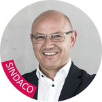 Chiusa Ritratto di uomo con occhiali e giacca davanti a sfondo grigio