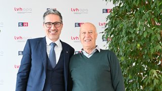 News Zwei lächelnde Männer posieren vor einer Wand mit lvh und Generation-Logos