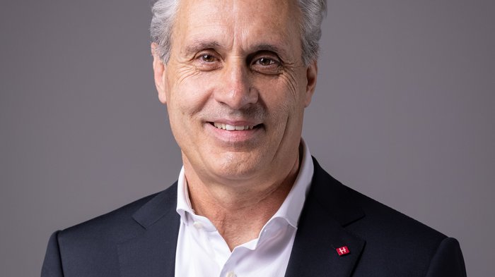 Mals: Informatives Treffen stärkt das Handwerk Lächelnder Mann mittleren Alters mit grauem Haar in Anzug und weißem Hemd