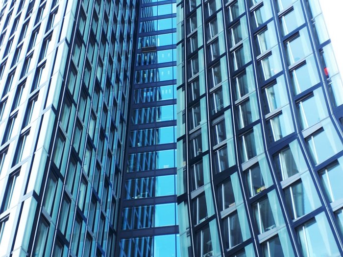 Die Althandwerker besuchen Hamburg Blick nach oben auf zwei hohe moderne Glasgebäude