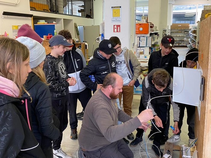 Campagna informazione carriere San Valentino alla Muta Uomo insegna ai ragazzi cablaggio elettrico in laboratorio
