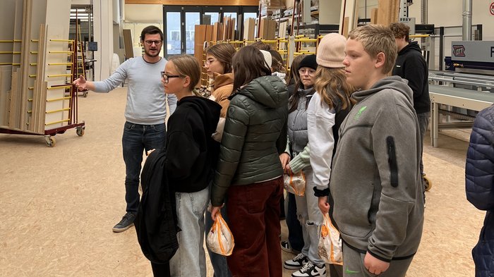 Scuola media di Brunico: presentati lavoro da sogno nel settore dell'ospitalità e dell'artigianato Gruppo di ragazzi in visita guidata in una falegnameria