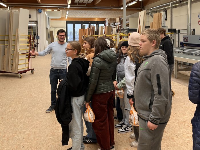 Scuola media di Brunico: presentati lavoro da sogno nel settore dell'ospitalità e dell'artigianato Gruppo di ragazzi in visita guidata in una falegnameria