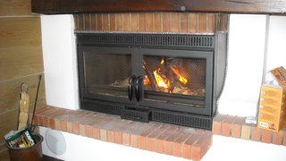 News Caminetto chiuso con legna accesa e accessori per il camino