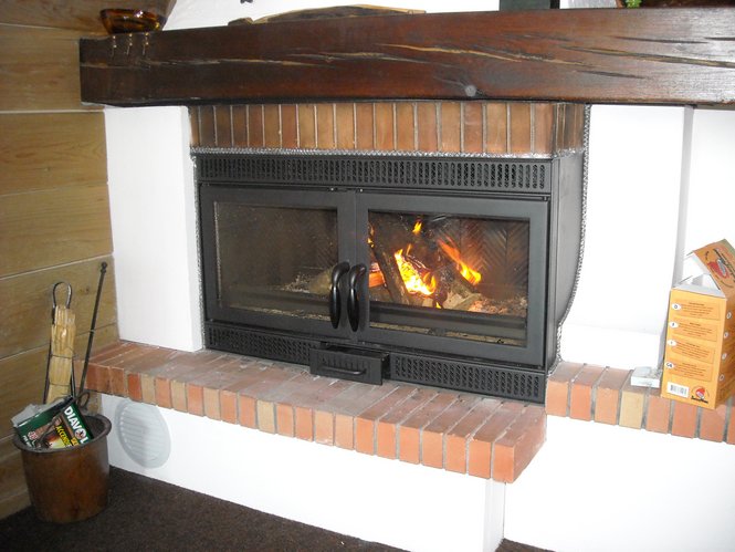 Home Caminetto chiuso con legna accesa e accessori per il camino