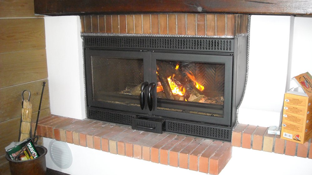 Home Caminetto chiuso con legna accesa e accessori per il camino