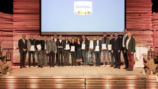 News Gruppenfoto von Personen mit Auszeichnungen auf einer Bühne vor Südtirol-Logo