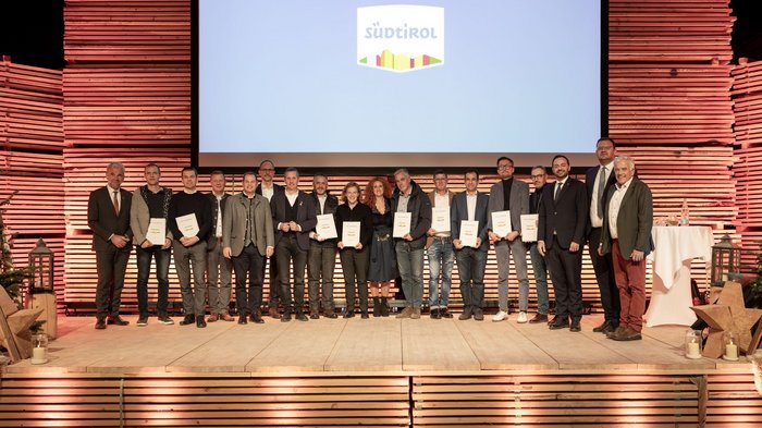 Nachwuchs für die Markenfamilie Südtirol Gruppenfoto von Personen mit Auszeichnungen auf einer Bühne vor Südtirol-Logo
