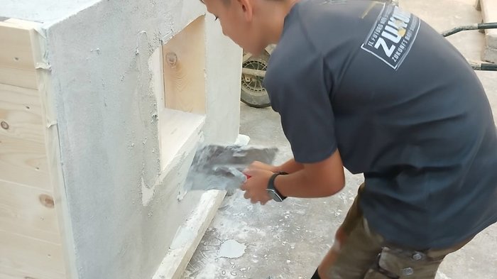 Handwerk zum Anfassen: KidsAcademy begeistert Kinder in Schlanders Junge arbeitet mit Kelle an einem Putzprojekt in einer Werkstatt