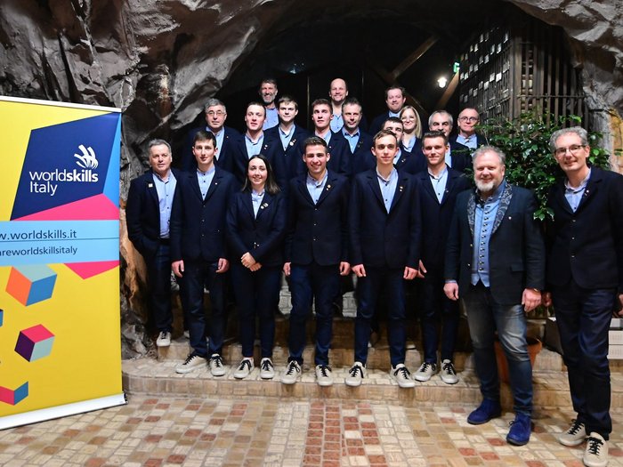 WorldSkills: a Laimburg il degno epilogo della spedizione 2022 Foto di gruppo dei partecipanti e organizzatori di WorldSkills Italy in una grotta