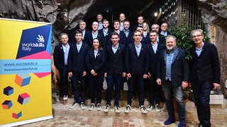 News Gruppenfoto von WorldSkills Italy Teilnehmern und Organisatoren in Höhlenumgebung